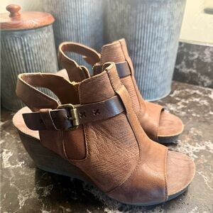 Elegant Tan Wedge Sandals